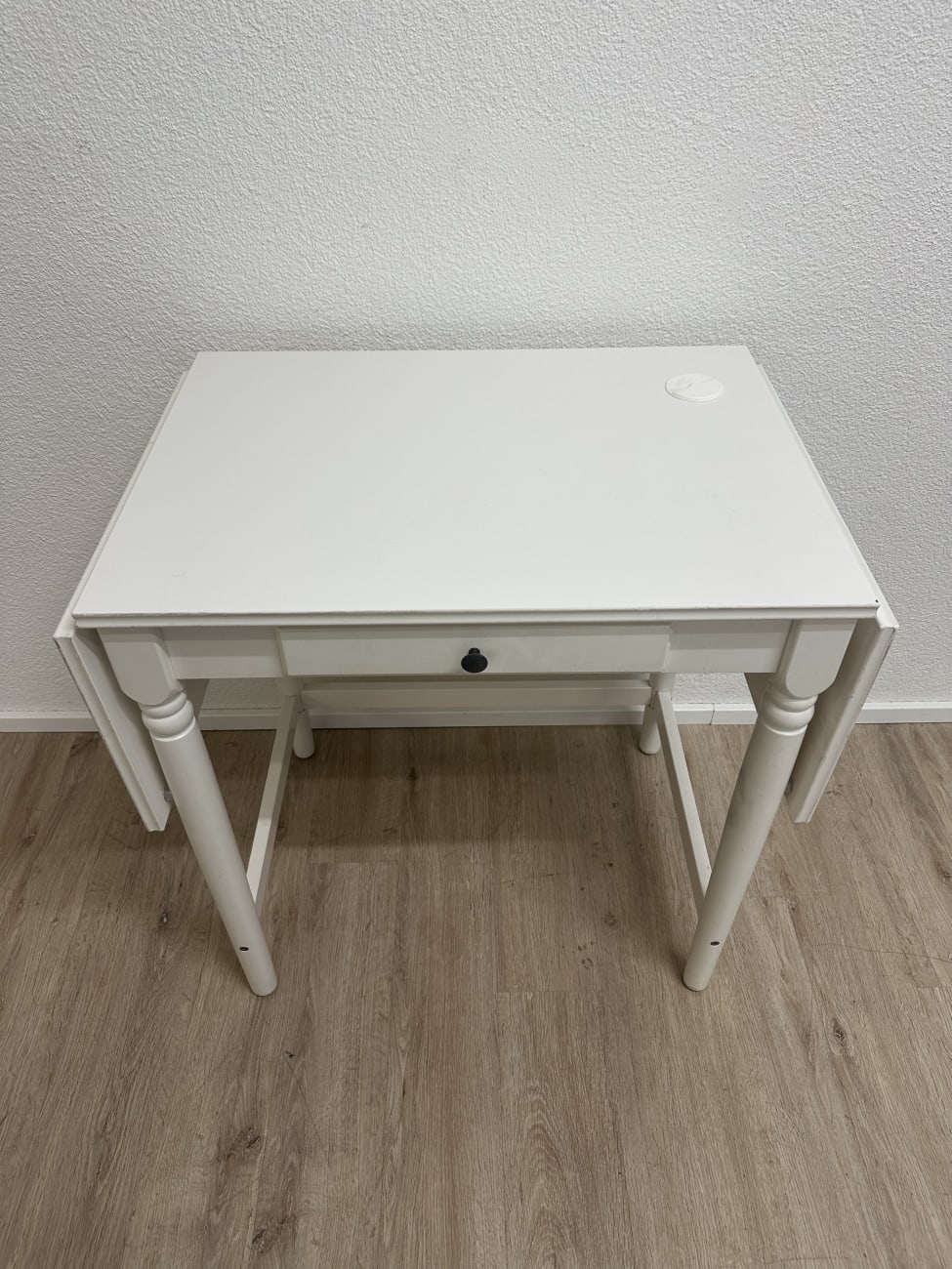 Klappbarer weisser Tisch mit Schublade und Seitenteilen