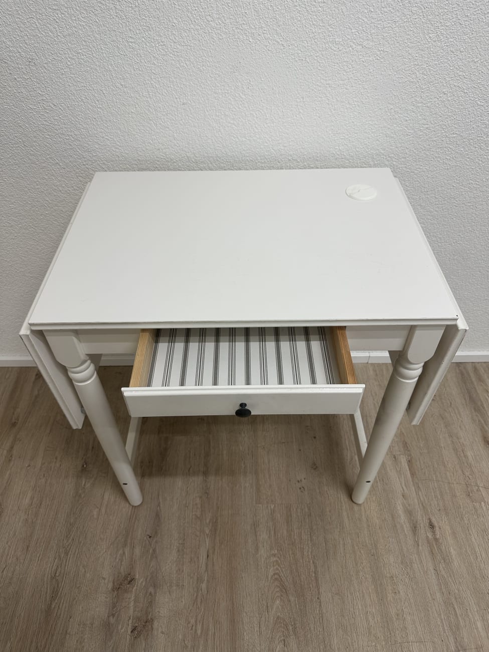 Klappbarer weisser Tisch mit Schublade und Seitenteilen