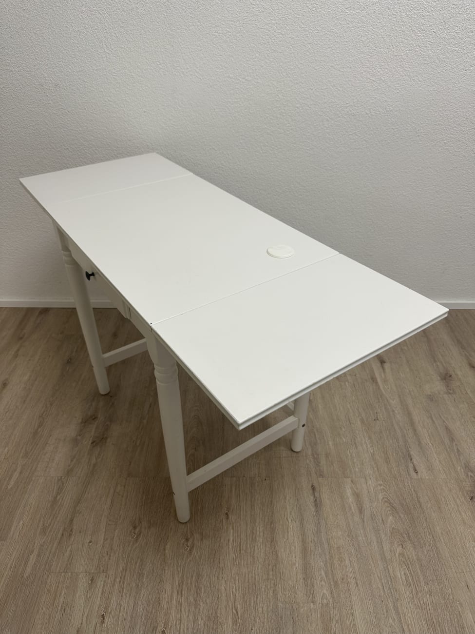 Klappbarer weisser Tisch mit Schublade und Seitenteilen