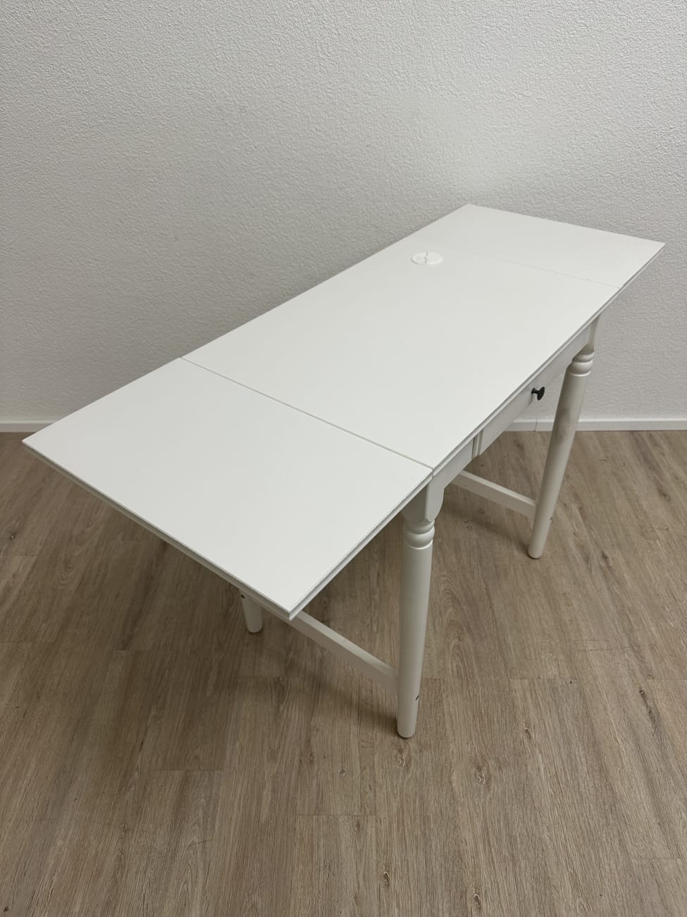 Klappbarer weisser Tisch mit Schublade und Seitenteilen