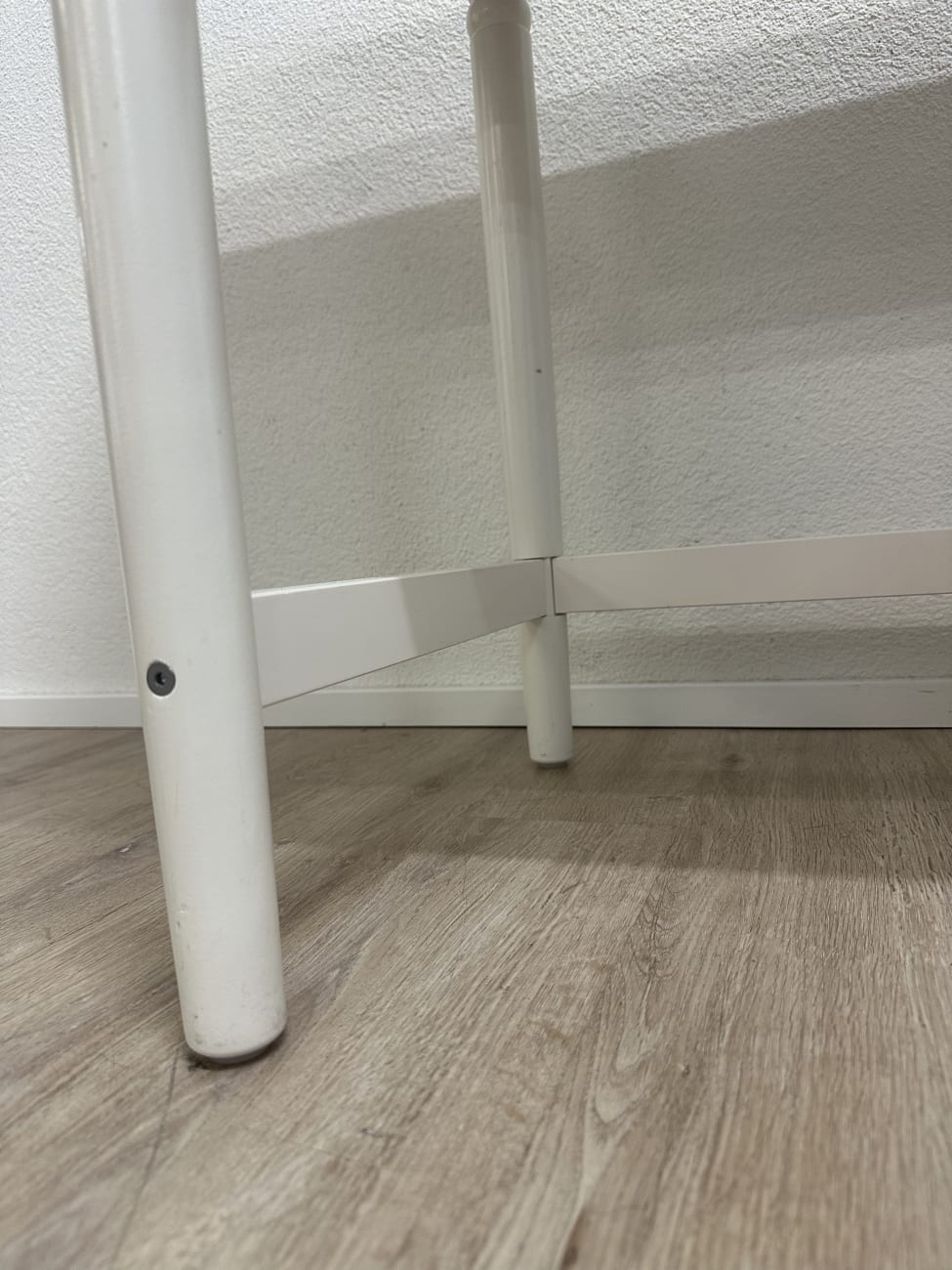 Klappbarer weisser Tisch mit Schublade und Seitenteilen