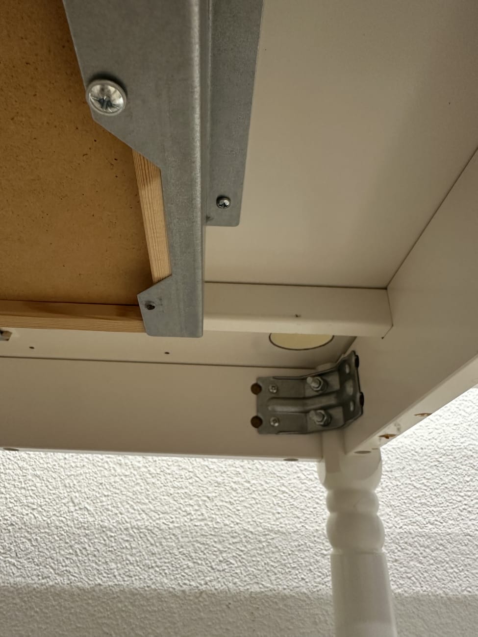Klappbarer weisser Tisch mit Schublade und Seitenteilen
