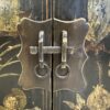 Vintage Dekoschrank mit asiatischer Handmalerei schwarz