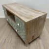TV-Unterschrank mit Schubladen in Holz und Pastellgrün