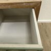 TV-Unterschrank mit Schubladen in Holz und Pastellgrün