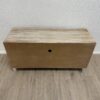 TV-Unterschrank mit Schubladen in Holz und Pastellgrün