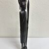 Vintage afrikanische Holzfigur in Schwarz mit Speer