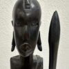 Vintage afrikanische Holzfigur in Schwarz mit Speer