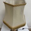 Vintage Tischlampe mit Fransenschirm und Keramikfuss