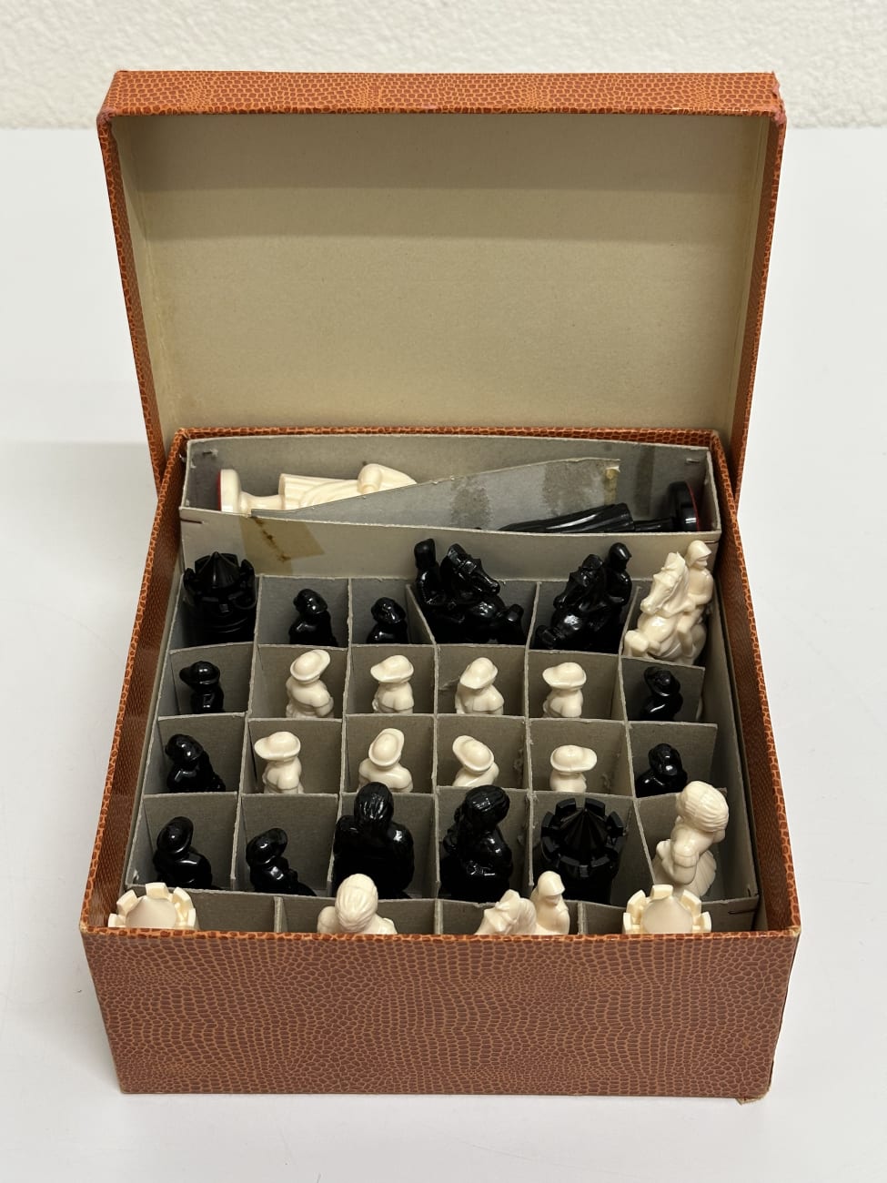 Schachfiguren Set mit Box aus Kunststoff klassisch