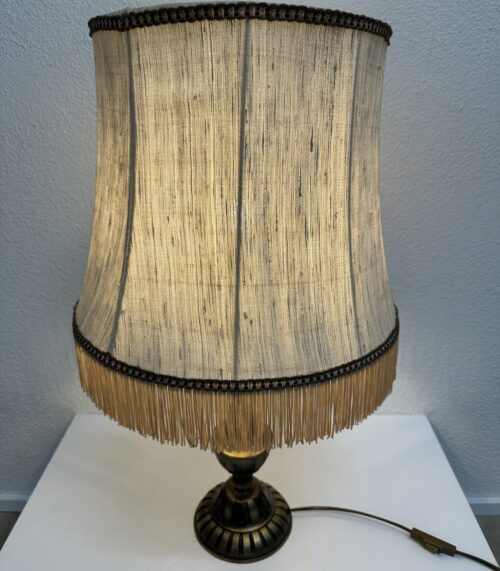 Vintage Tischlampe mit Stoffschirm und Fransenrand