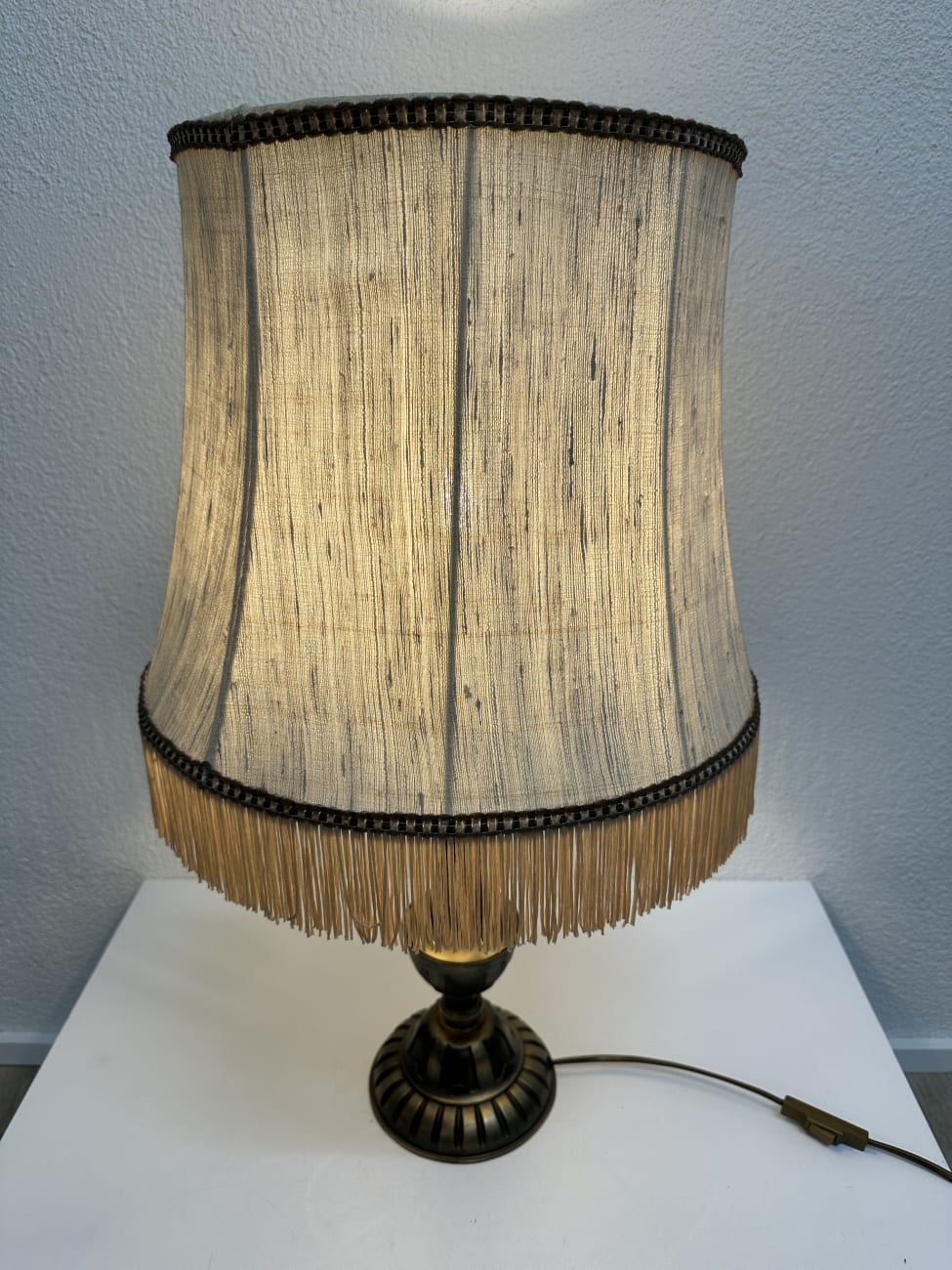 Vintage Tischlampe mit Stoffschirm und Fransenrand