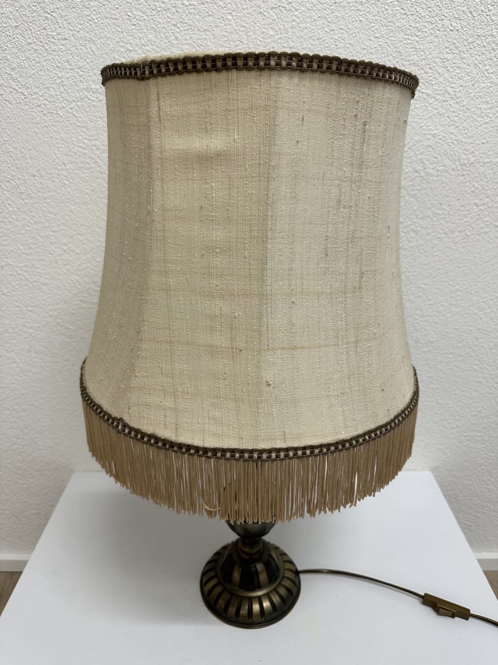 Vintage Tischlampe mit Stoffschirm und Fransenrand