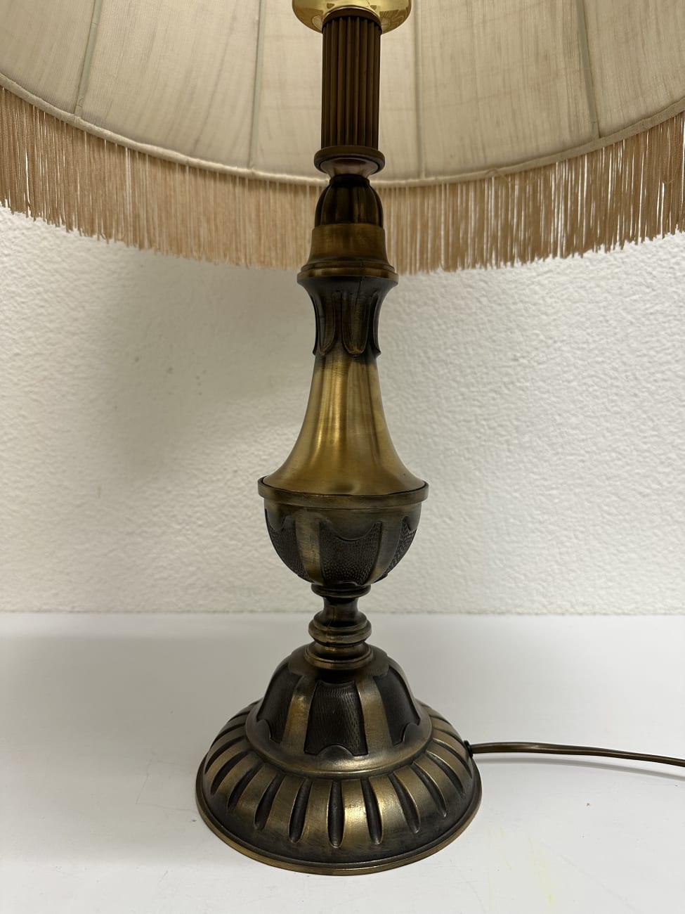 Vintage Tischlampe mit Stoffschirm und Fransenrand