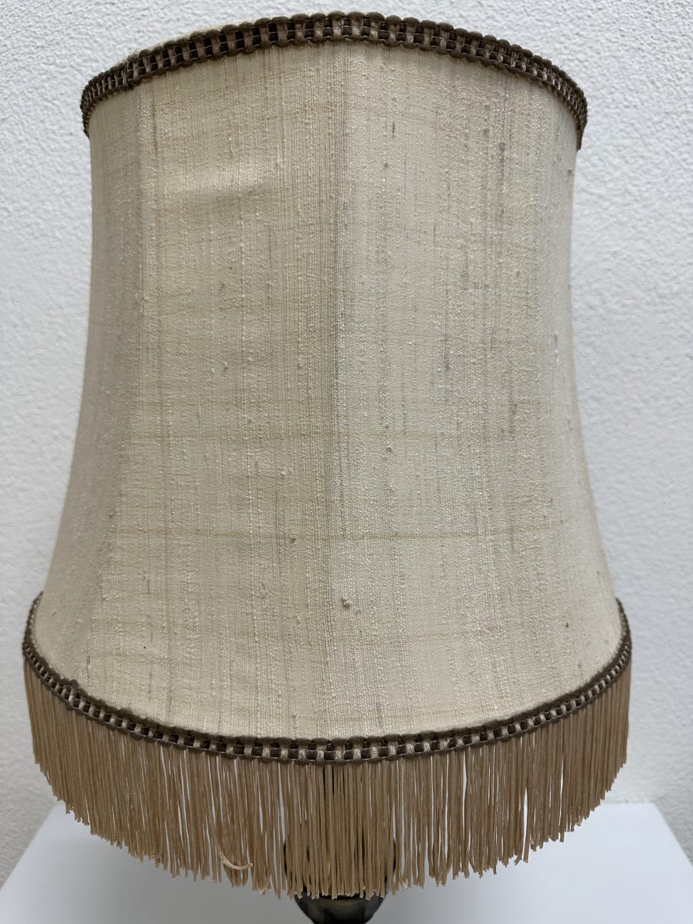 Vintage Tischlampe mit Stoffschirm und Fransenrand