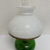 Vintage Tischlampe aus grünem Glas mit weissem Schirm