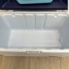Rubbermaid Kühlbox mit Einsatzakku und Ablaufventil