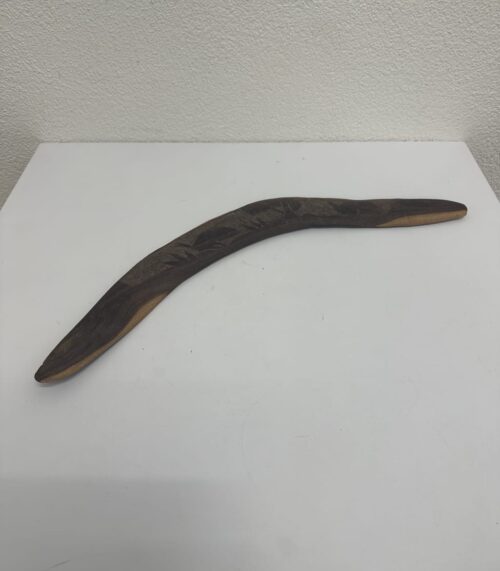 Holz Boomerang mit eingravierten Motiven