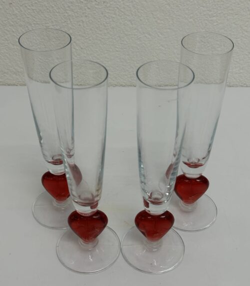 Sektgläser mit rotem Herz im Fuss aus Glas