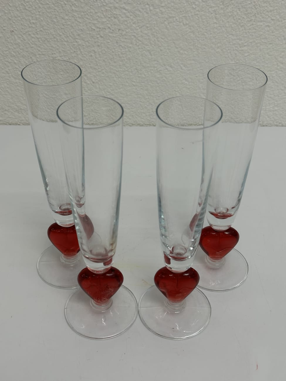 Sektgläser mit rotem Herz im Fuss aus Glas