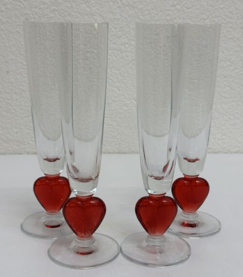 Sektgläser mit rotem Herz im Fuss aus Glas