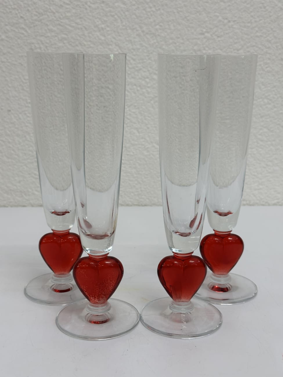 Sektgläser mit rotem Herz im Fuss aus Glas