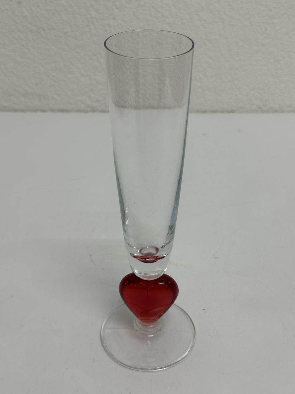 Sektgläser mit rotem Herz im Fuss aus Glas