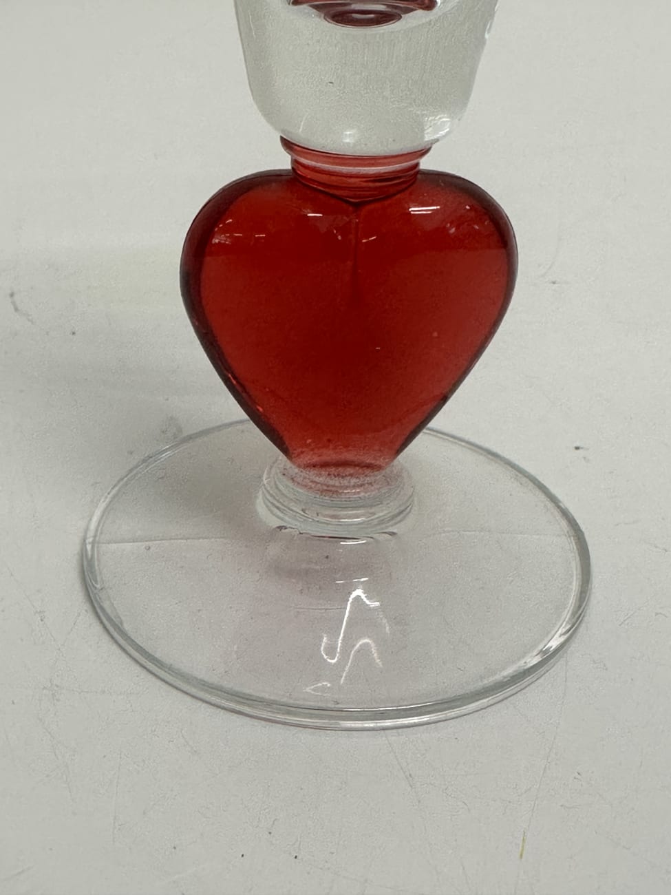 Sektgläser mit rotem Herz im Fuss aus Glas