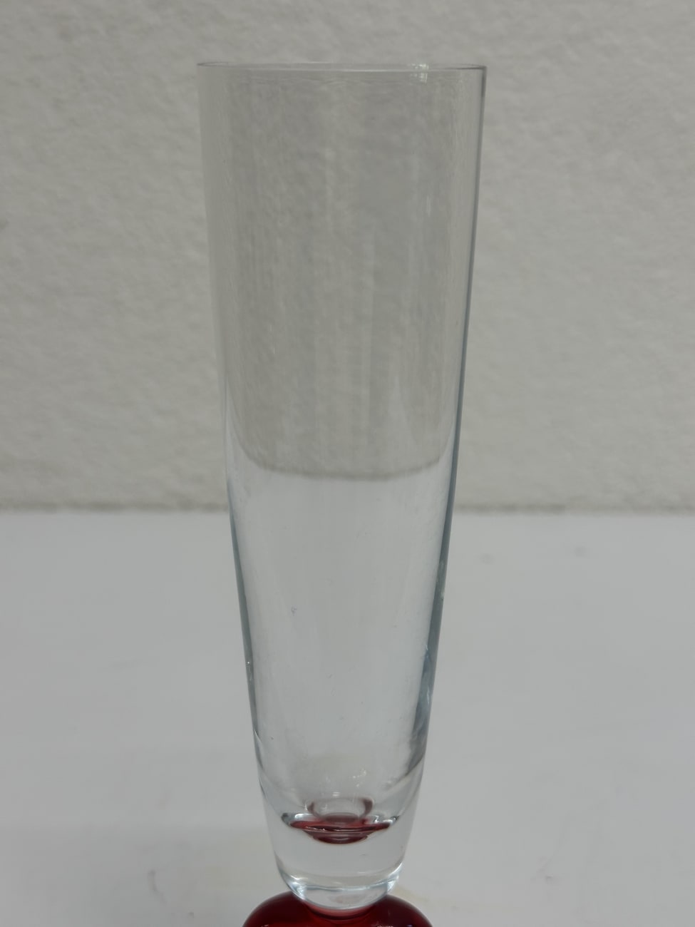 Sektgläser mit rotem Herz im Fuss aus Glas
