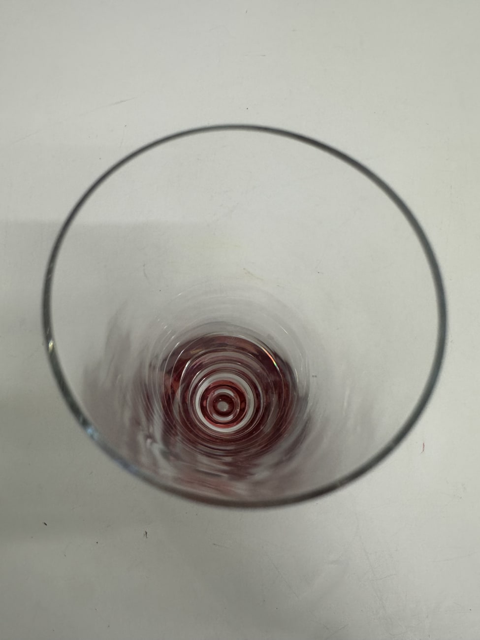 Sektgläser mit rotem Herz im Fuss aus Glas