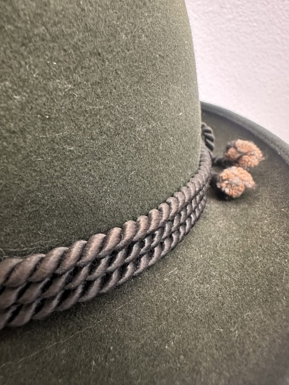 Vintage Filzhut dunkelgrün mit geflochtenem Band Kirsten-Bieri