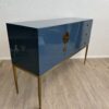 Modernes blaues Sideboard mit Goldgriffen und Stauraum