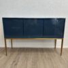 Modernes blaues Sideboard mit Goldgriffen und Stauraum