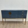 Modernes blaues Sideboard mit Goldgriffen und Stauraum
