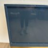 Modernes blaues Sideboard mit Goldgriffen und Stauraum