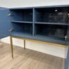 Modernes blaues Sideboard mit Goldgriffen und Stauraum