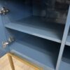 Modernes blaues Sideboard mit Goldgriffen und Stauraum