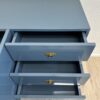 Modernes blaues Sideboard mit Goldgriffen und Stauraum