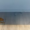 Modernes blaues Sideboard mit Goldgriffen und Stauraum