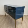 Modernes blaues Sideboard mit Goldgriffen und Stauraum