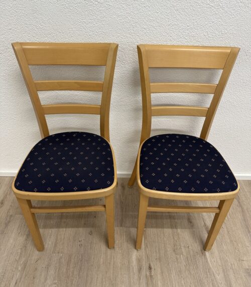 Vintage Esszimmerstuhl mit blau gepolsterter Sitzfläche