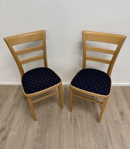 Vintage Esszimmerstuhl mit blau gepolsterter Sitzfläche