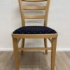 Vintage Esszimmerstuhl mit blau gepolsterter Sitzfläche