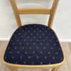 Vintage Esszimmerstuhl mit blau gepolsterter Sitzfläche