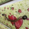Kommode mit bunter Herz- und Blumendeko auf Schubladen