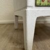 Kommode mit bunter Herz- und Blumendeko auf Schubladen