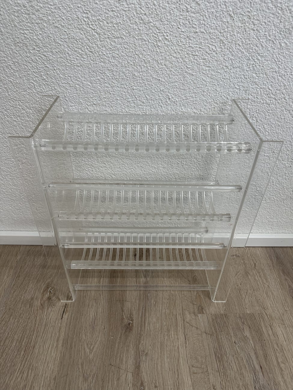 Modernes transparentes Regal mit drei Ablagen aus Kunststoff