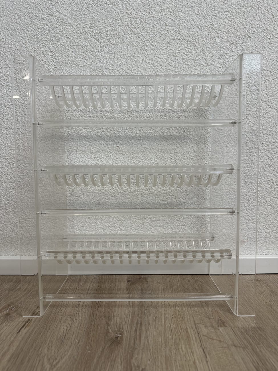 Modernes transparentes Regal mit drei Ablagen aus Kunststoff