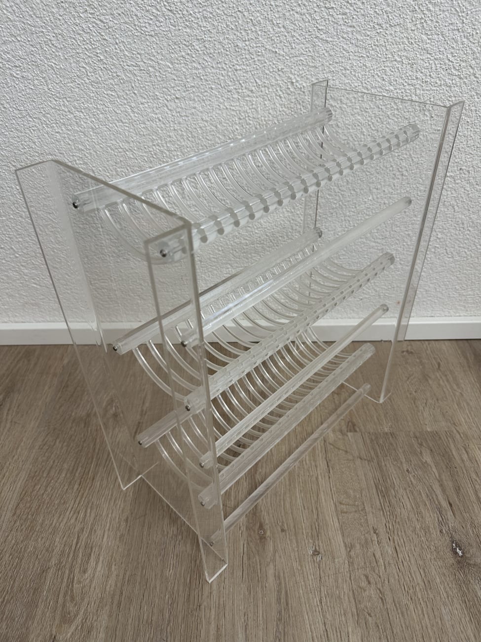Modernes transparentes Regal mit drei Ablagen aus Kunststoff