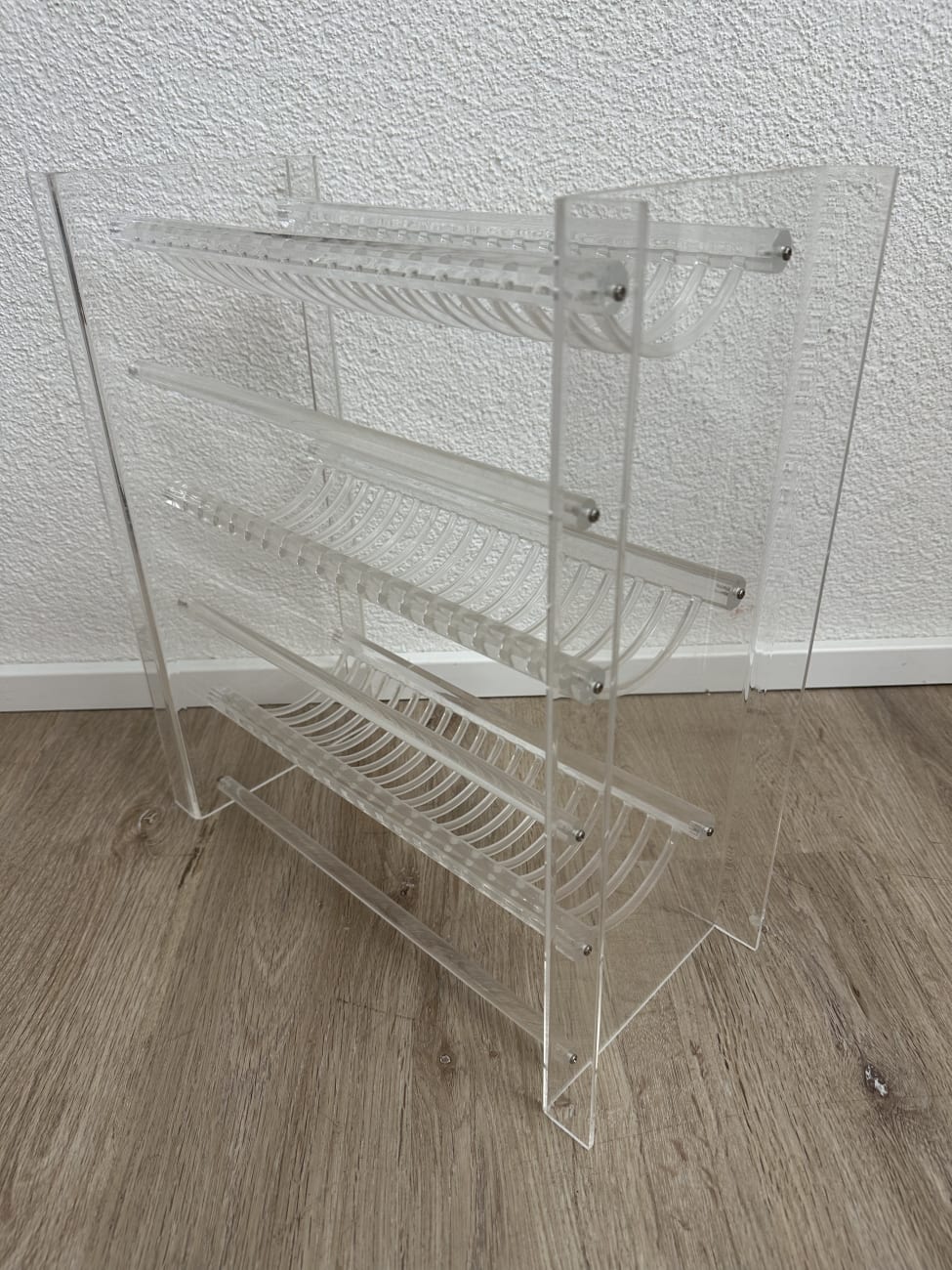 Modernes transparentes Regal mit drei Ablagen aus Kunststoff